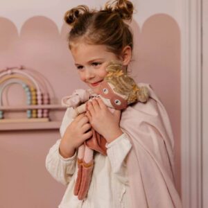 בובה רוזה גיבורת על Little Dutch