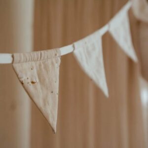 דגלונים בז' Little Dutch